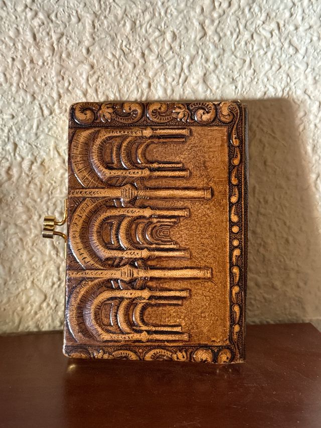 Cartera antigua piel grabada