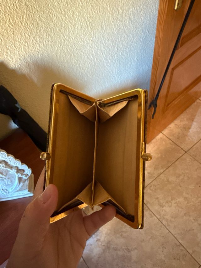 Cartera antigua piel grabada