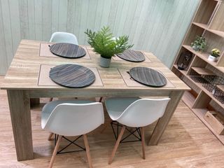 Mesa y 4 sillas comedor