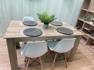 Mesa y 4 sillas comedor