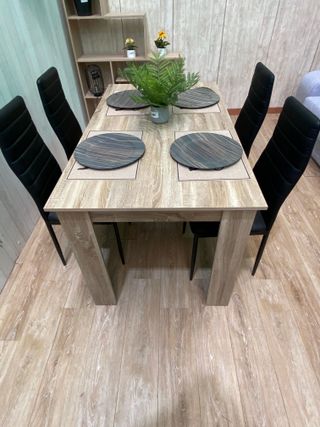 Mesa y 4 sillas comedor