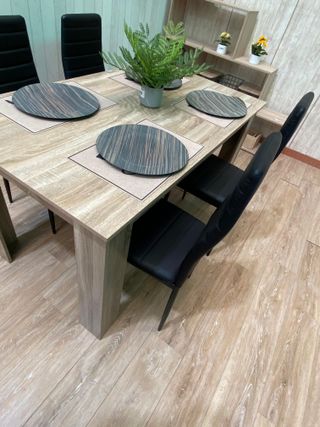 Mesa y 4 sillas comedor