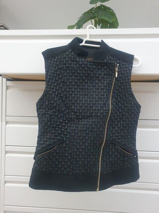 Chaleco negro tejido forrado interiormente.Diseño 