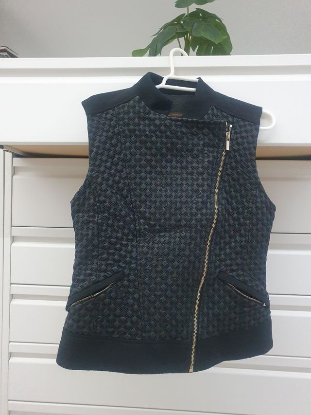 Chaleco negro tejido forrado interiormente.Diseño 