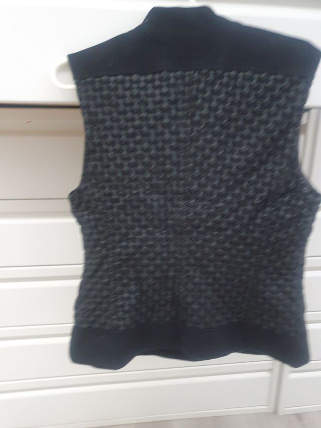 Chaleco negro tejido forrado interiormente.Diseño 