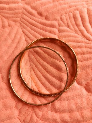Pulseras doradas rígidas
