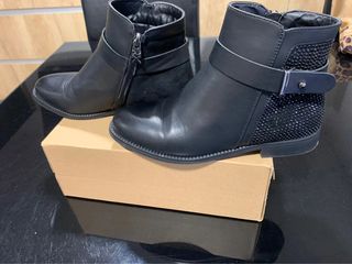 Botas negras niña