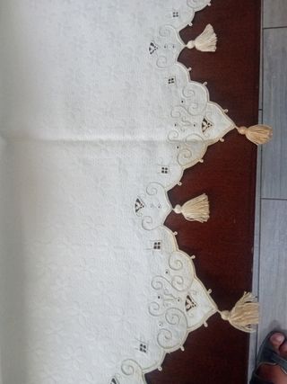 Copriletto antico ricamato a mano
