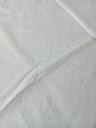 Copriletto antico ricamato a mano