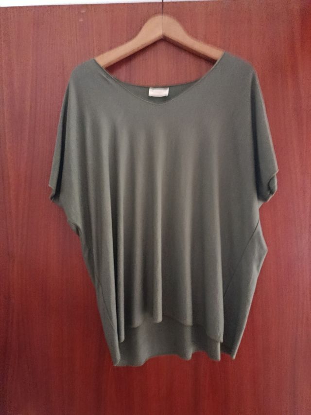 Camiseta verde oliva amplia