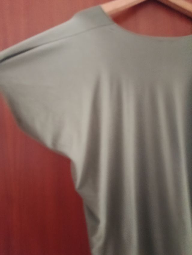 Camiseta verde oliva amplia