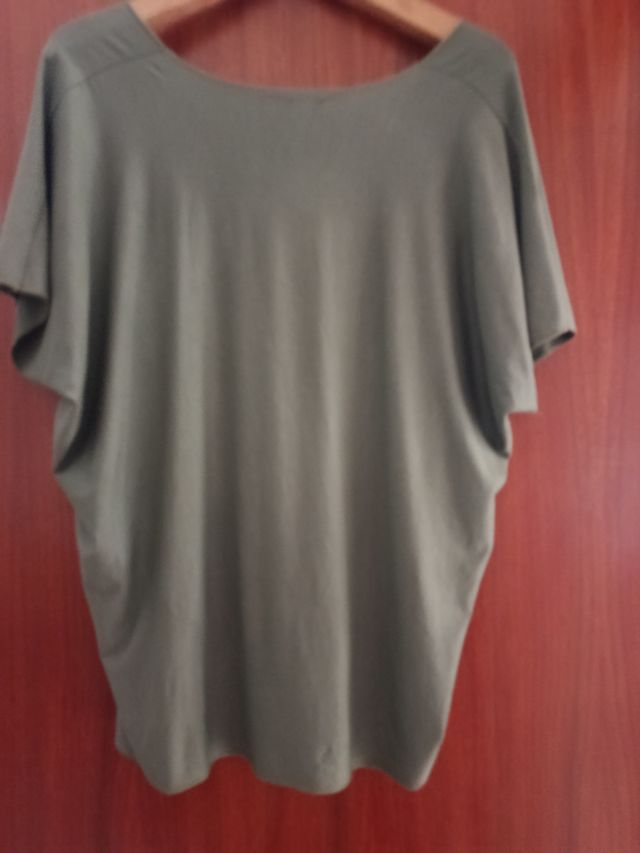 Camiseta verde oliva amplia