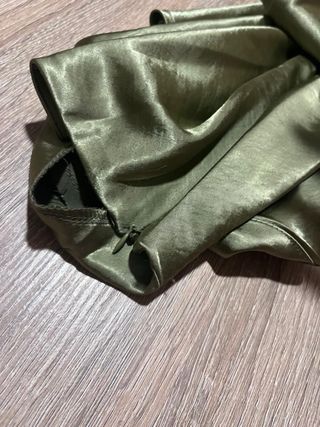 Falda de satén verde oliva