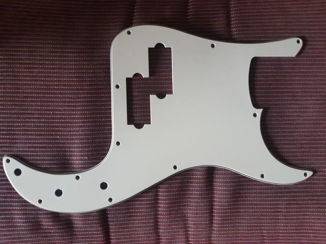 Golpeador Bajo Squier Precision Bass Blanco