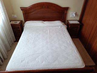 Dormitorio completo: Cama, mesillas, cómoda, espej