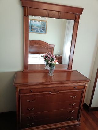 Dormitorio completo: Cama, mesillas, cómoda, espej