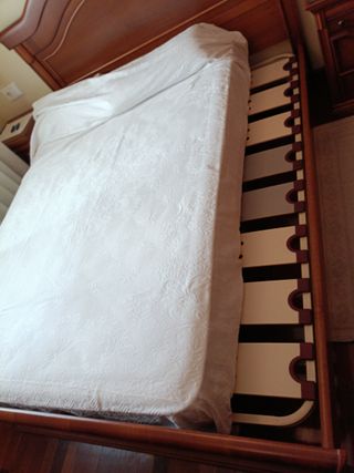 Dormitorio completo: Cama, mesillas, cómoda, espej