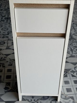 Mueble blanco y marrón de madera
