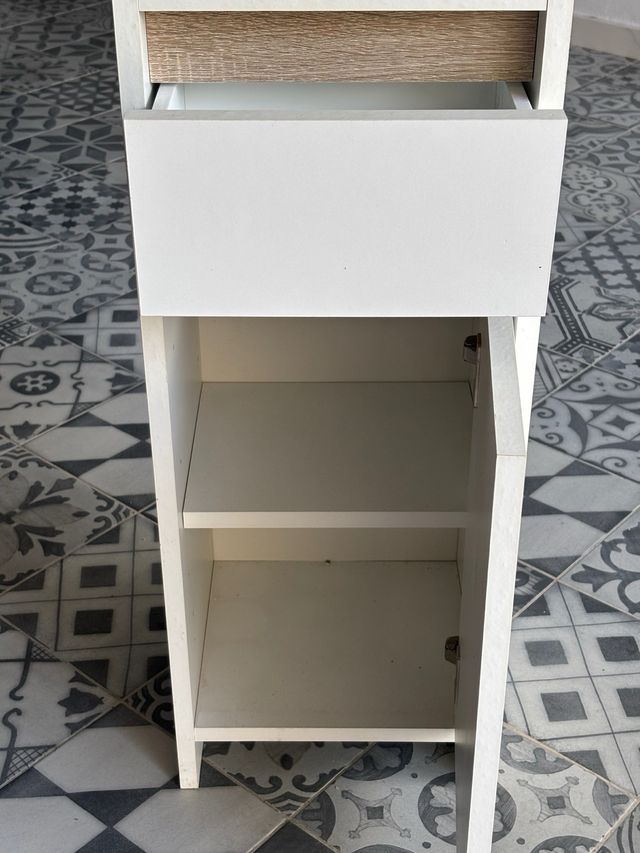 Mueble blanco y marrón de madera