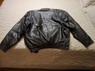 Cazadora cuero negra marca Loewe. Talla 50