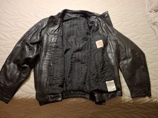 Cazadora cuero negra marca Loewe. Talla 50