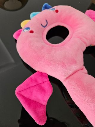 Reposacabezas para bebé marca TucTuc dragón rosa