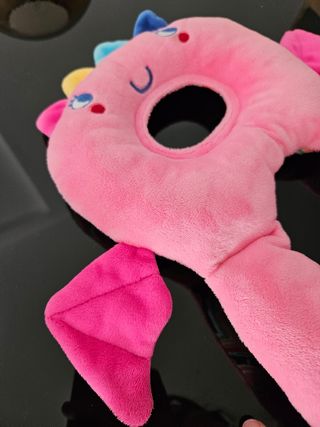 Reposacabezas para bebé marca TucTuc dragón rosa