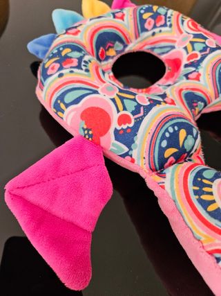 Reposacabezas para bebé marca TucTuc dragón rosa
