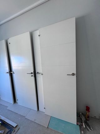 6 Puertas blancas con pomos de aluminio 
