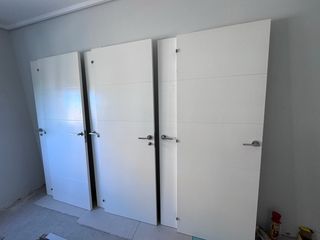 6 Puertas blancas con pomos de aluminio 
