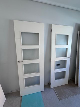 6 Puertas blancas con pomos de aluminio 
