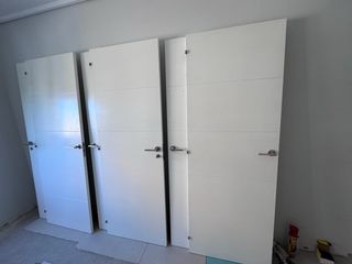 6 Puertas blancas con pomos de aluminio 
