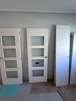 6 Puertas blancas con pomos de aluminio 
