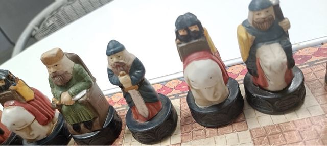 Ajedrez medieval de porcelana pintado a mano