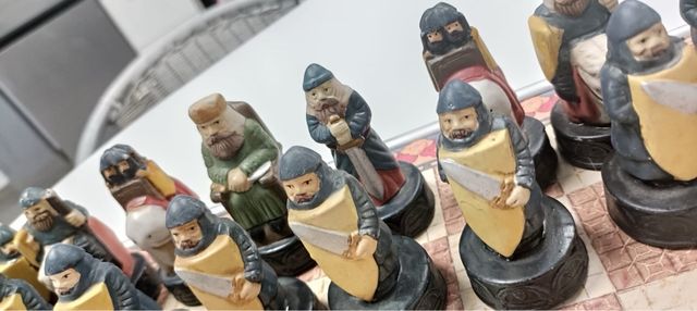 Ajedrez medieval de porcelana pintado a mano