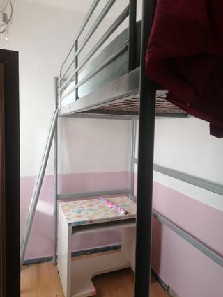 Cama alta metálica gris y rosa