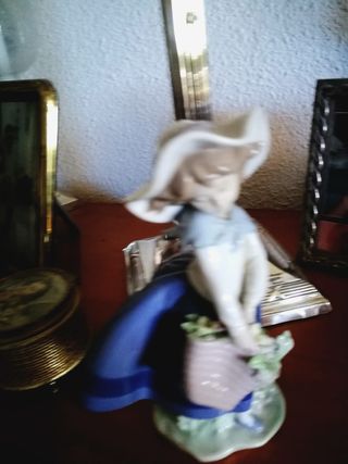 Niña Lladró con flores