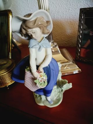 Niña Lladró con flores
