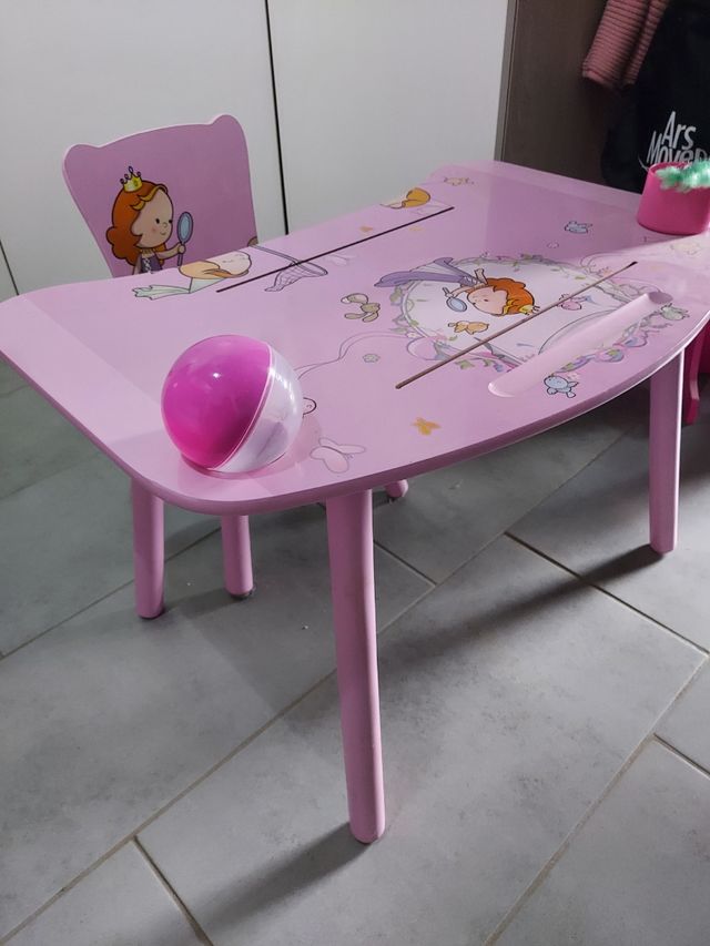 Tavolo e sedia in legno per bimbe