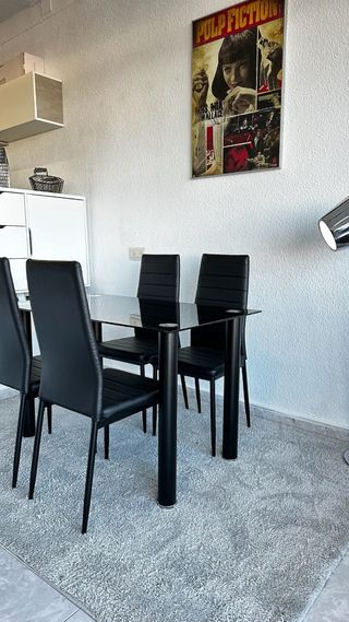 Mesa cristal 4 sillas negras