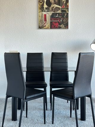 Mesa cristal 4 sillas negras