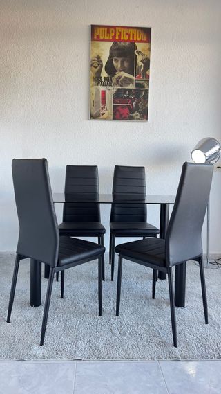 Mesa cristal 4 sillas negras