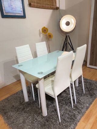 Mesa cristal 4 sillas negras