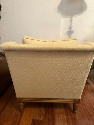 Dos butacas clásicas beige y marrón