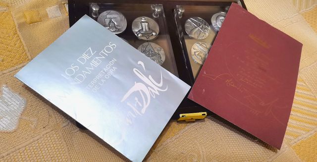 Colección Monedas 10 Mandamientos Salvador Dalí.