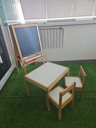 Pizarra + mesa infantil + 2 sillas