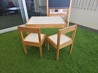 Pizarra + mesa infantil + 2 sillas