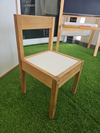 Pizarra + mesa infantil + 2 sillas