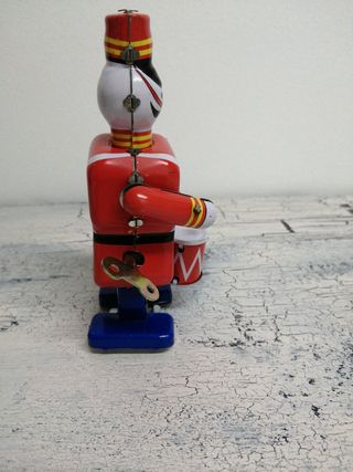Soldado de hojalata antiguo