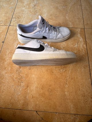 Zapatillas Nike blancas y negras